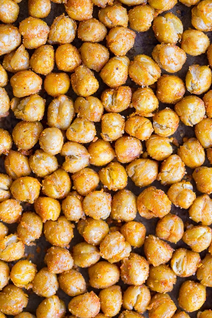 These Crispy Roasted Taco Chickpeas make for a delicious and nutricious snack! Baked in the oven and loaded with protein! 