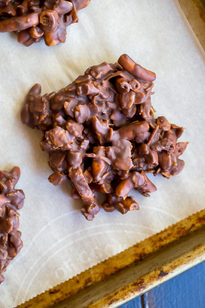 No Bake Chocolate Pretzel Peanut Butter Cookies! So easy to make and they make for a delicious snack or dessert when you're craving cookies but don't want to turn on the oven! {gluten free}