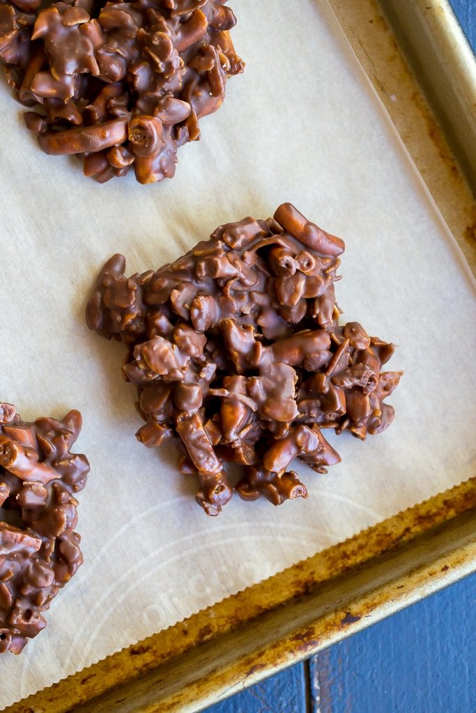 No Bake Chocolate Pretzel Peanut Butter Cookies! So easy to make and they make for a delicious snack or dessert when you're craving cookies but don't want to turn on the oven! {gluten free}