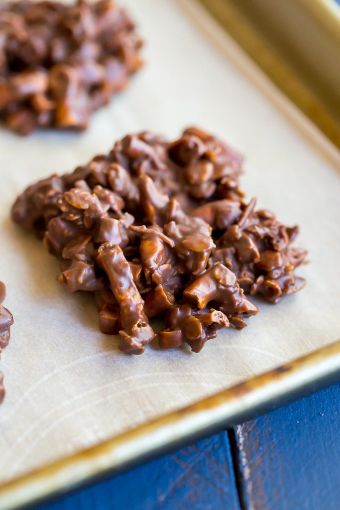 No Bake Chocolate Pretzel Peanut Butter Cookies! So easy to make and they make for a delicious snack or dessert when you're craving cookies but don't want to turn on the oven! {gluten free}
