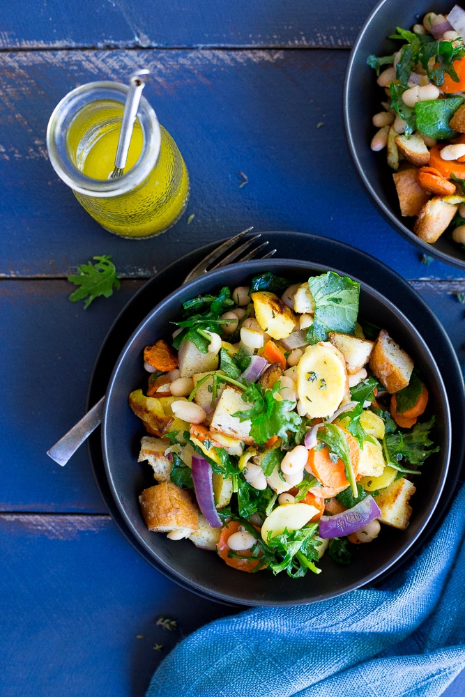 Winter Panzanella Salad with Roasted Vegetables - This salad is fresh, delicious and healthy! Filled with vegetables, white beans and crispy bread, it's perfect for a make ahead lunch! Vegan and gluten free option!