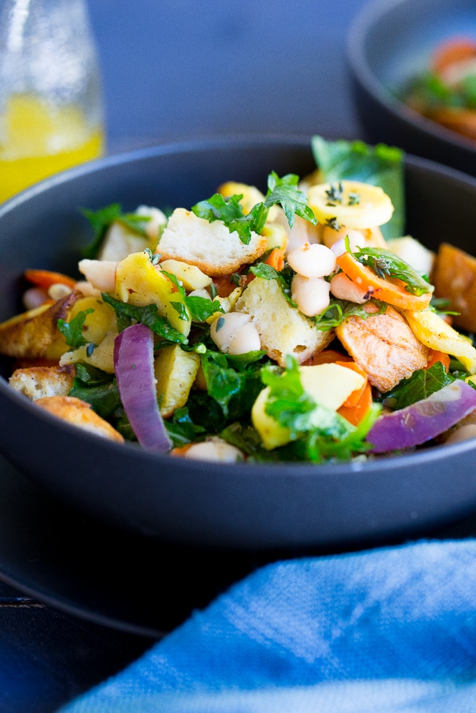 Winter Panzanella Salad with Roasted Vegetables - This salad is fresh, delicious and healthy! Filled with vegetables, white beans and crispy bread, it's perfect for a make ahead lunch! Vegan and gluten free option!