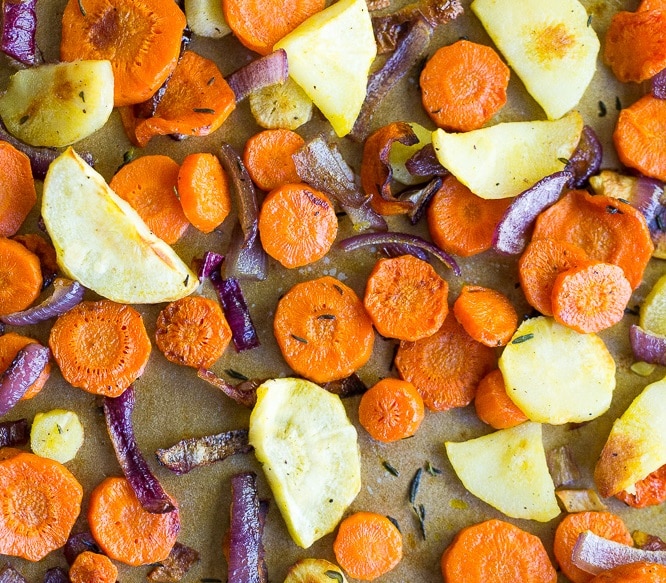 Winter Panzanella Salad with Roasted Vegetables - This salad is fresh, delicious and healthy! Filled with vegetables, white beans and crispy bread, it's perfect for a make ahead lunch! Vegan and gluten free option!