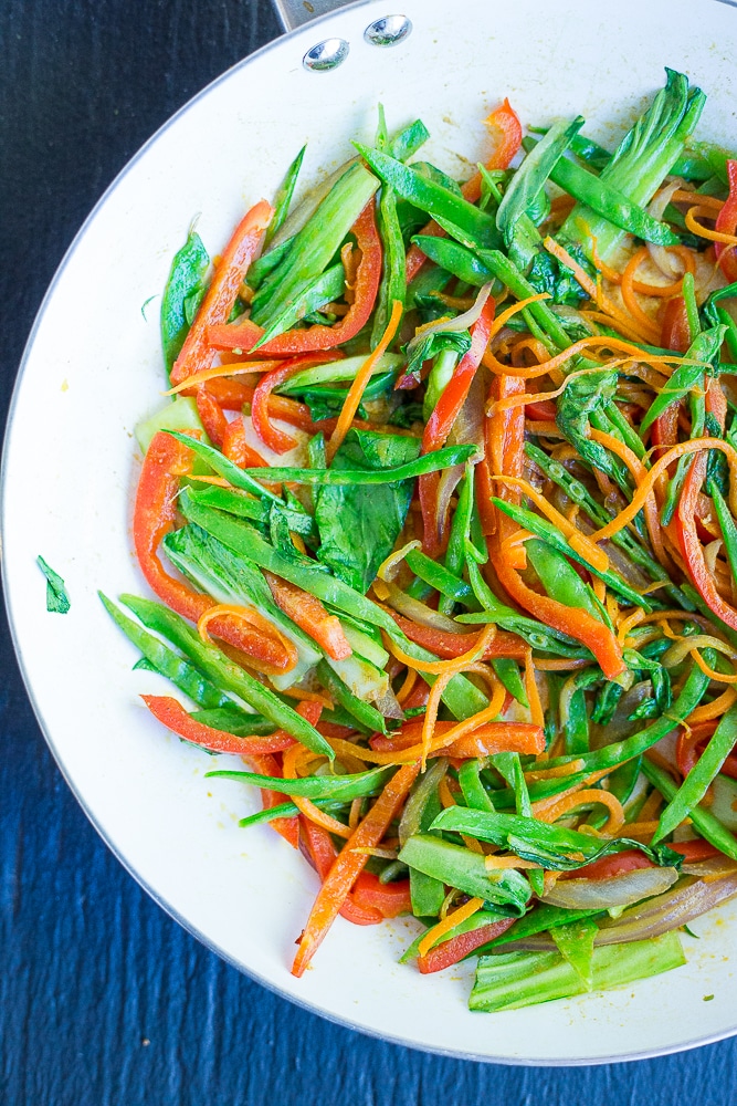 These Easy Thai Vegetable Pita Pizzas only take 30 minutes to make and are great for a delicious vegetarian weeknight dinner! Gluten free and vegan option too!