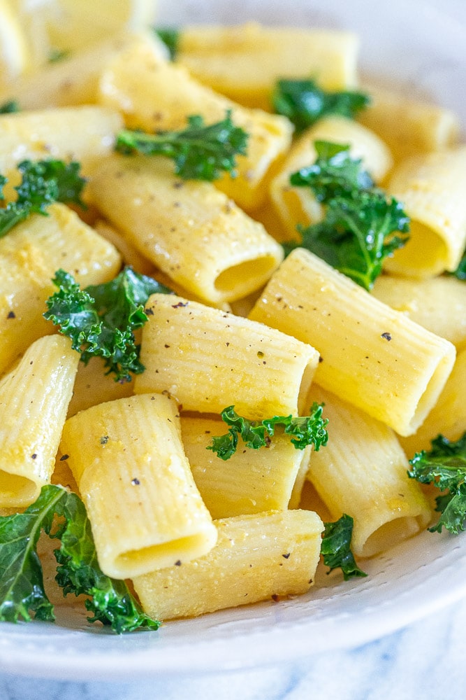 close up of 30 minute lemon garlic pasta