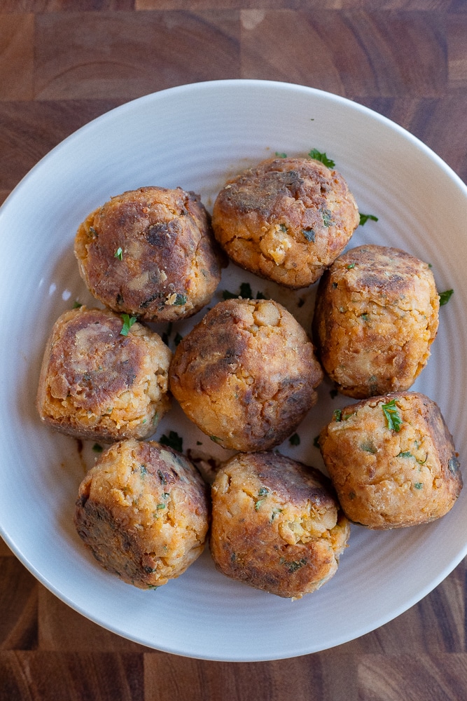 easy vegetarian meatballs in a bowl